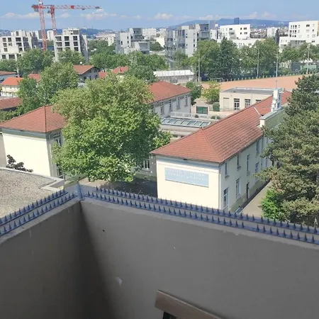 Le Jules Guesde 3ch Traversant, Metro D Parilly, Place De Parking *