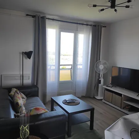 Appartement Le Jules Guesde, Traversant, 3ch , Parking, 2mn A Pied Metro D Parilly Vénissieux